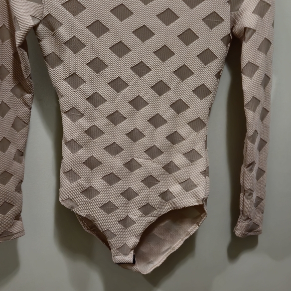 FASHIONNOVA Long Sleeve beige checkered bodysuit - Picture 9 of 12